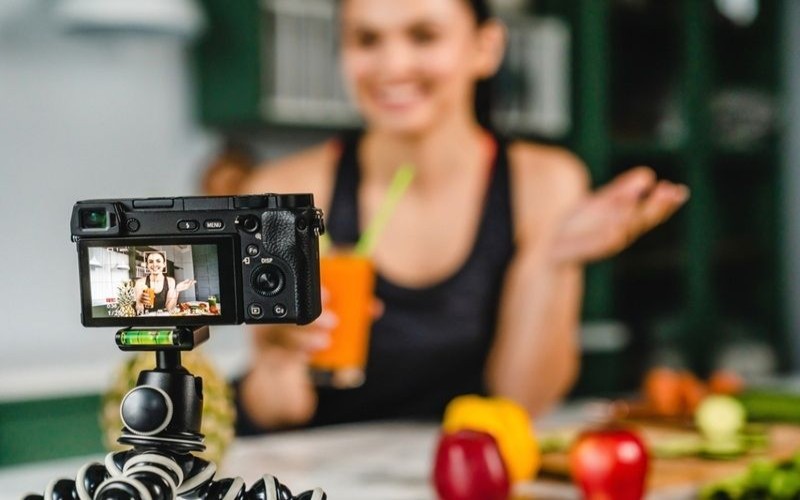 Conteúdos mais reais, menos perfeitos: a tendência que está a marcar o influencer marketing